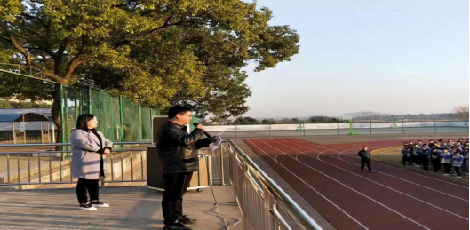 宪在启程与法同行庐江县白山镇初级中学开展宪法晨读活动