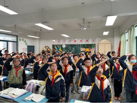 讲文明礼仪 建和美校园——合肥市淝河小学室内主题升旗仪式