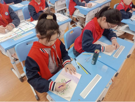 亳州市第一小学美术观摩课学画松树