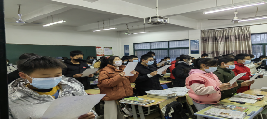 宪在启程与法同行庐江县白山镇初级中学开展宪法晨读活动