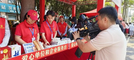 亳州新闻媒体在新华书店助考点采访“捷报笔帘”