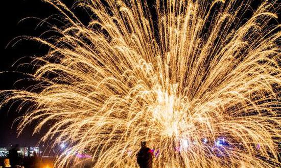 非遗传承打铁花 火树银花不夜天