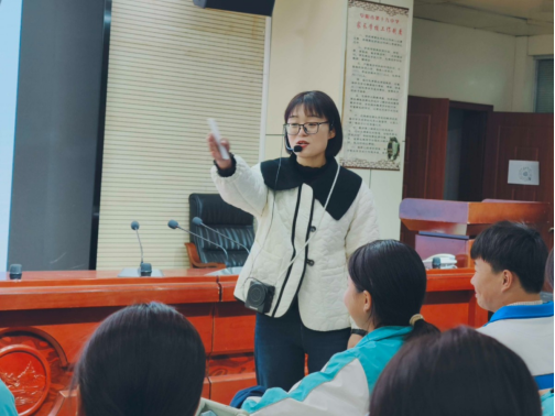 会议第一部分,阜阳十九中的吕献楠老师和三十八中的胡永涛老师呈现了