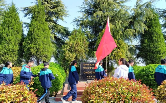 利辛中学清明追思祭英烈红色基因永传承