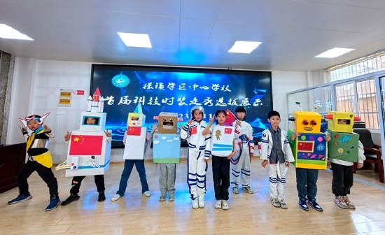 肥东县撮镇学区中心学校:科幻时装秀 "秀"出科幻梦