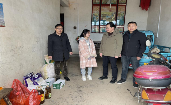 他们详细询问了该学生的家庭情况,学习进展和生活需求,倾听了她的心声