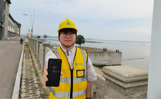 (安徽移动工作人员在水库旁进行网络测试)