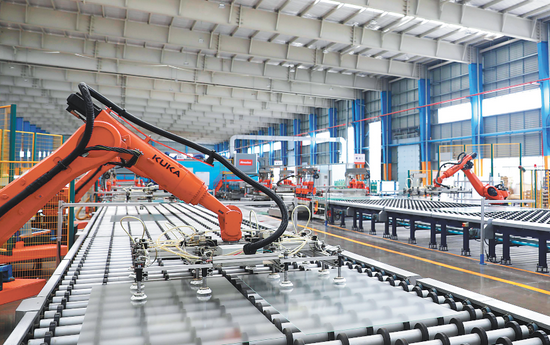 位于凤阳县凤宁现代产业园的亚玛顿集团凤阳硅谷智能公司生产线一派