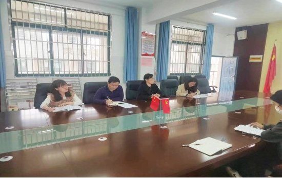 陆勤芬在总结中说,教科研工作在学校教学发展中起重要作用,工作例会的