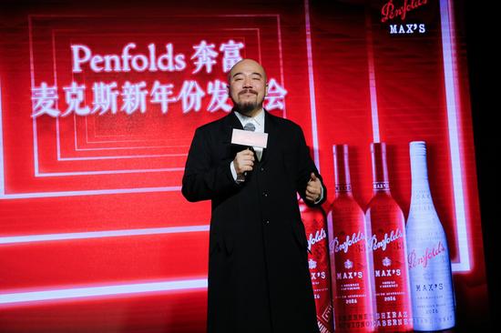 特邀嘉宾黄伟文作为跨界先锋，以著名填词人和时尚评论人的双重身份来到Penfolds Max’s 新年份发布现场