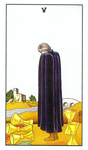 圣杯五双鱼座塔罗牌:圣杯五此牌意味着受情绪波动的影响,容易失落和