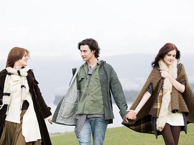 在物理学中,三角关系是最稳固的结构,但在恋爱和婚姻当中,三角关系