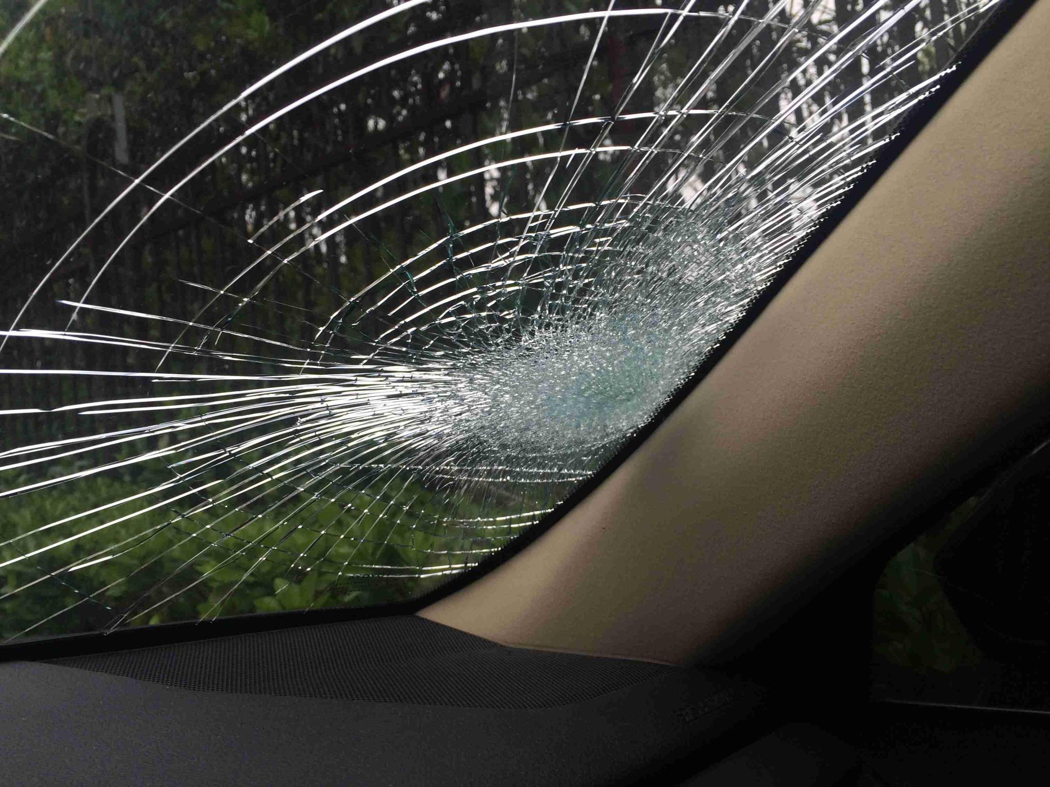 丰田皇冠汽车的玻璃被撞裂且气囊没有打开