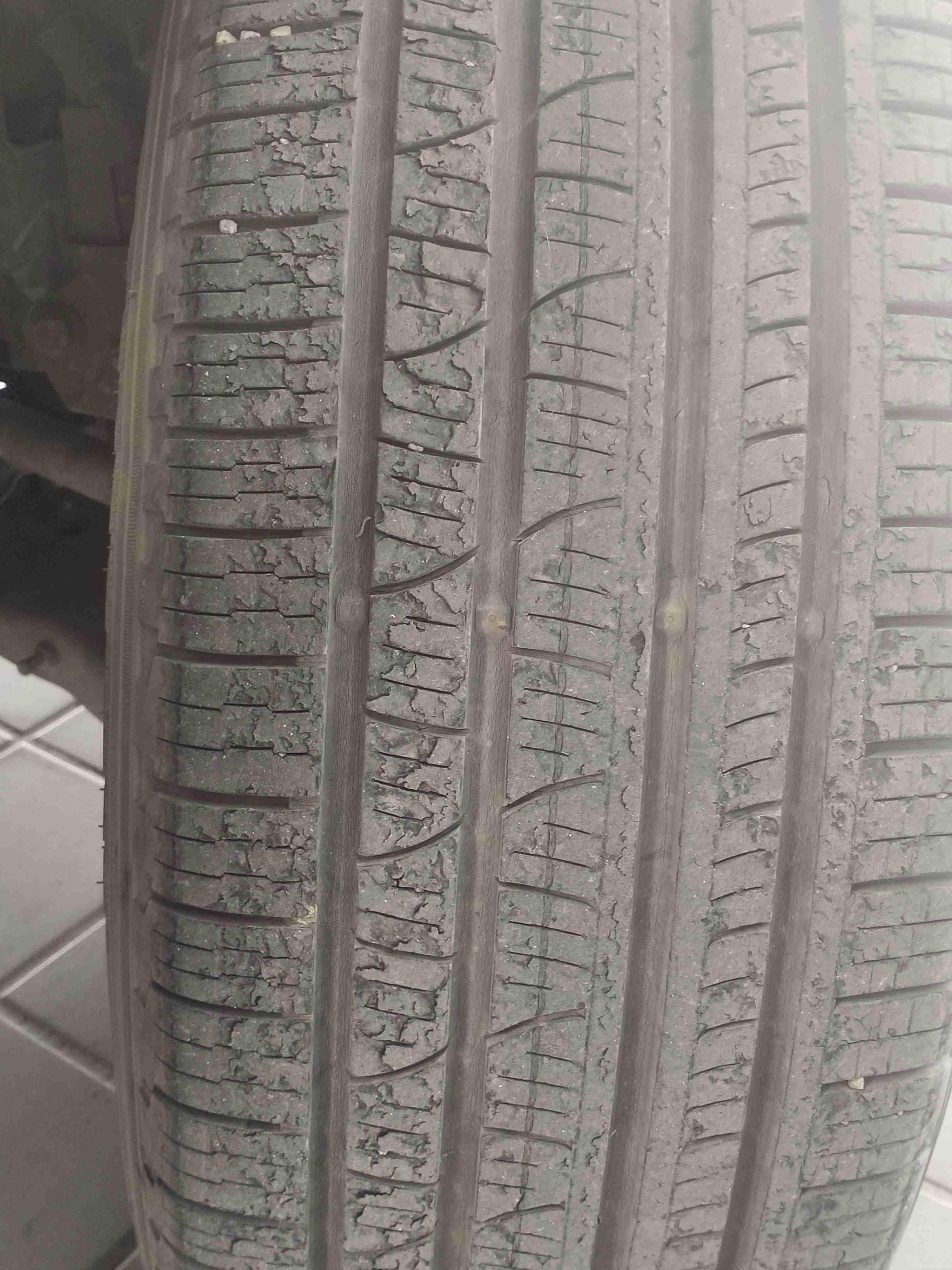 轮胎胎面橡胶一块块掉