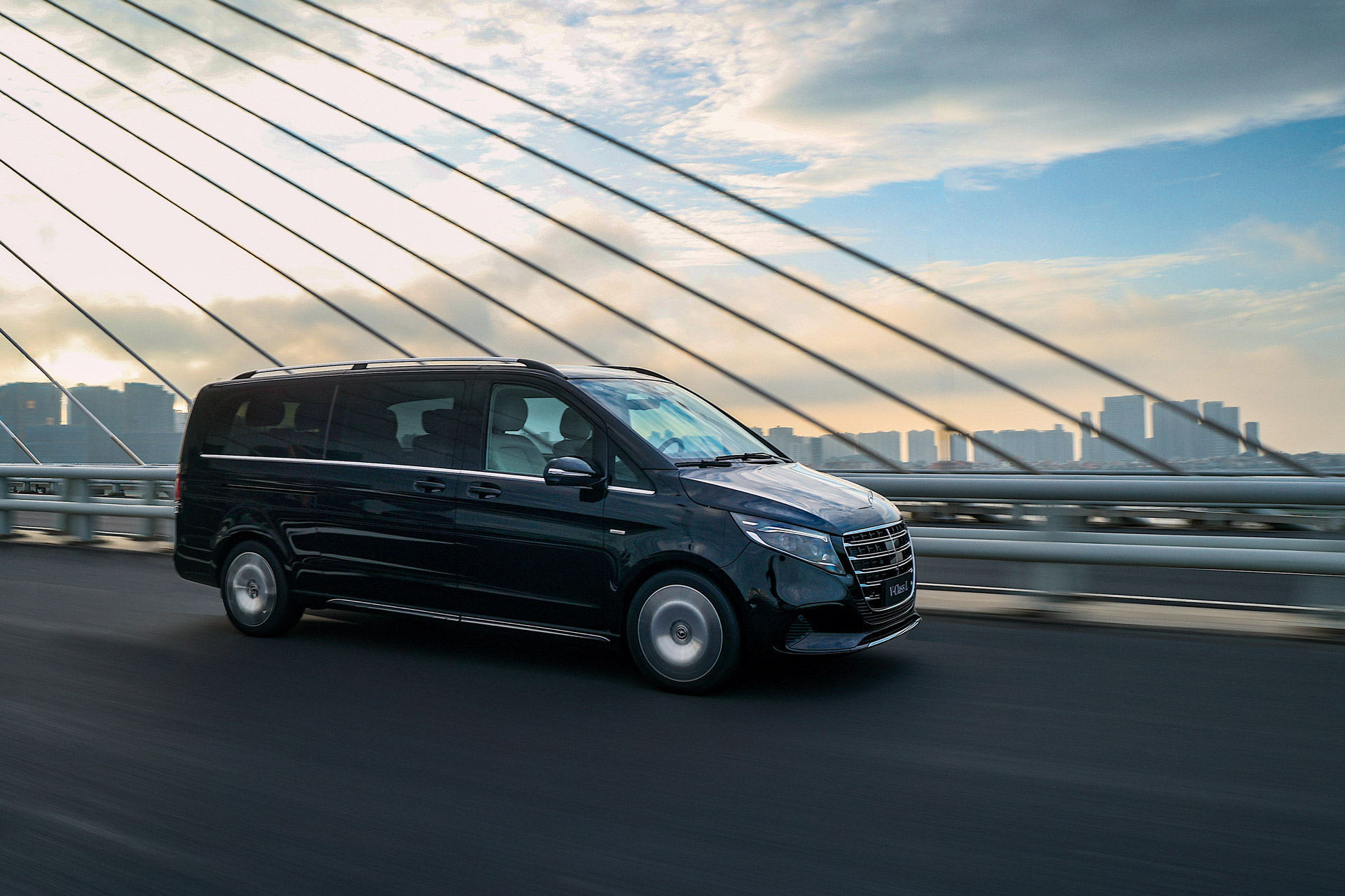 新一代奔驰V级MPV上市 售价49.68万起