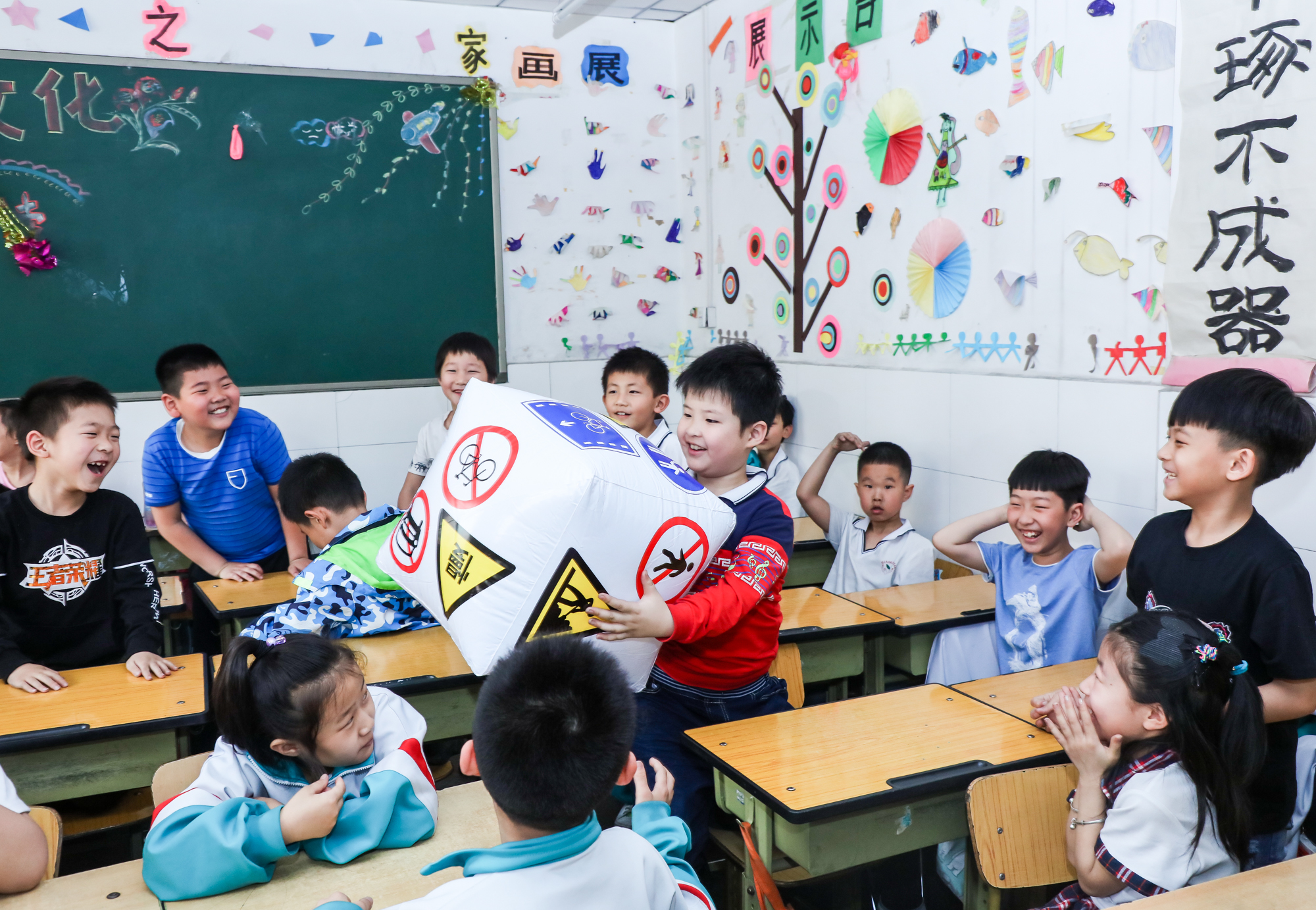 孩子们在游戏中学习儿童交通安全知识