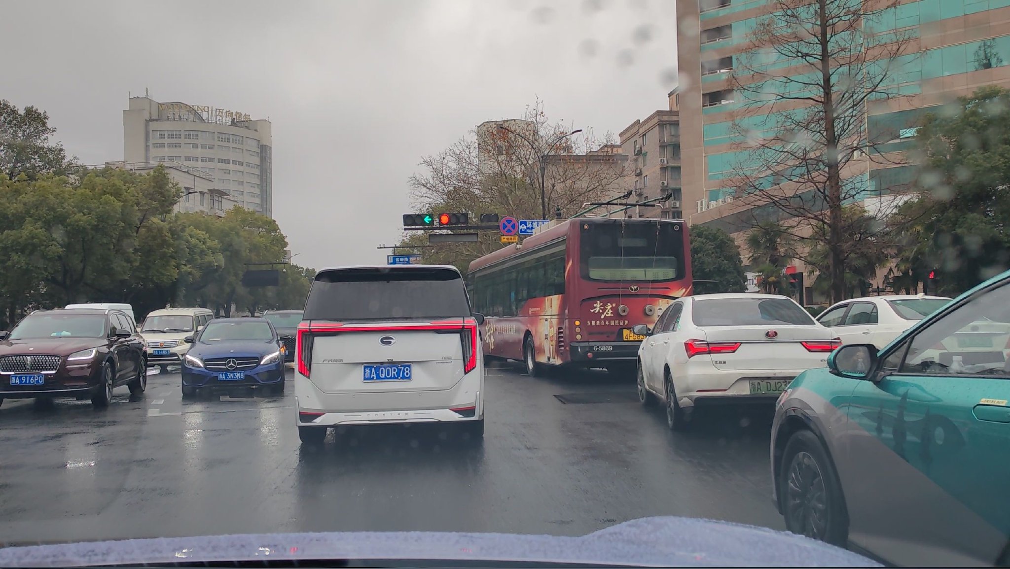 红灯亮起 并不会停在路口中央