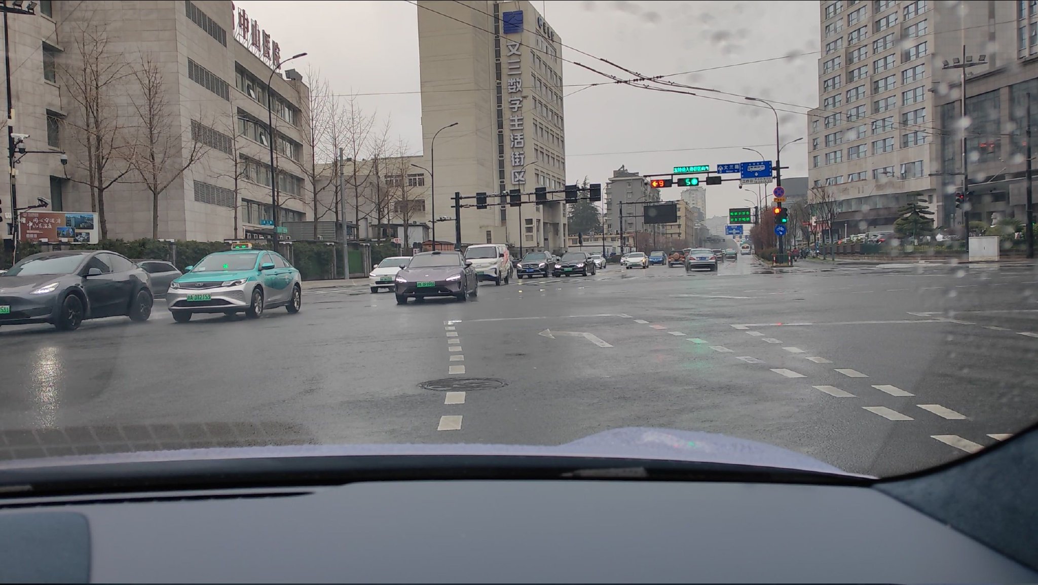 可识别待转向区，并进入待转区等待绿灯放行