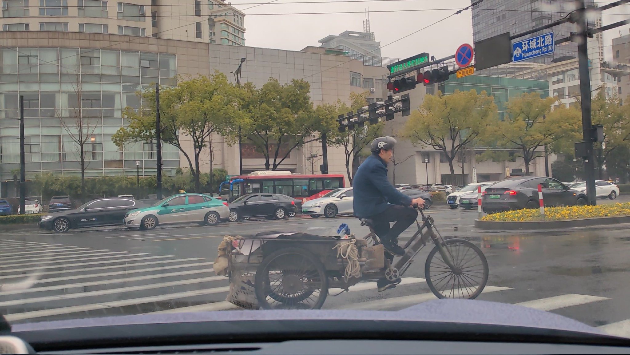 无保护右拐避让非机动车