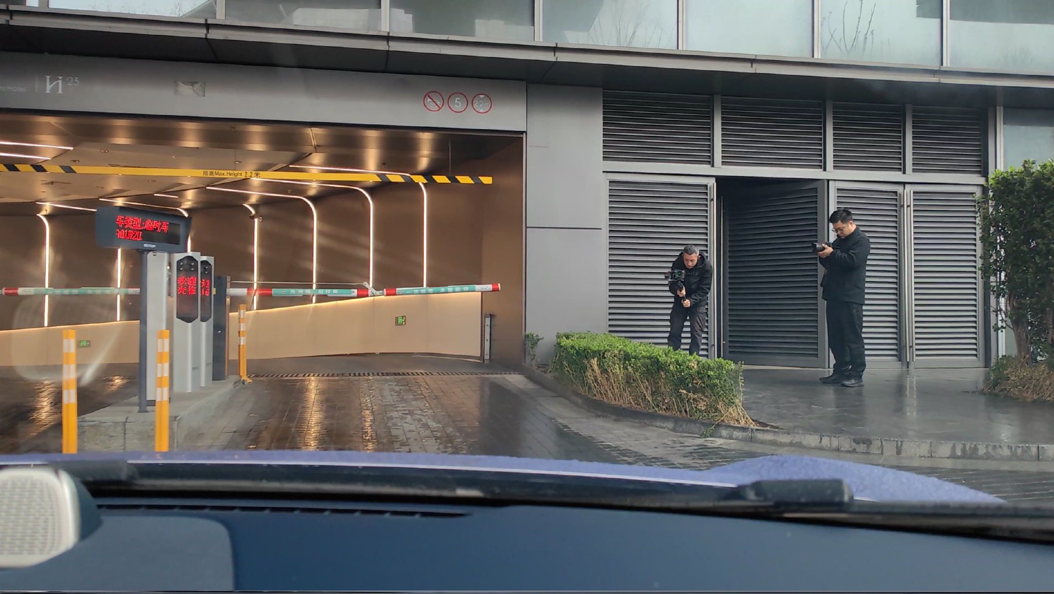 驶入目的地停车场