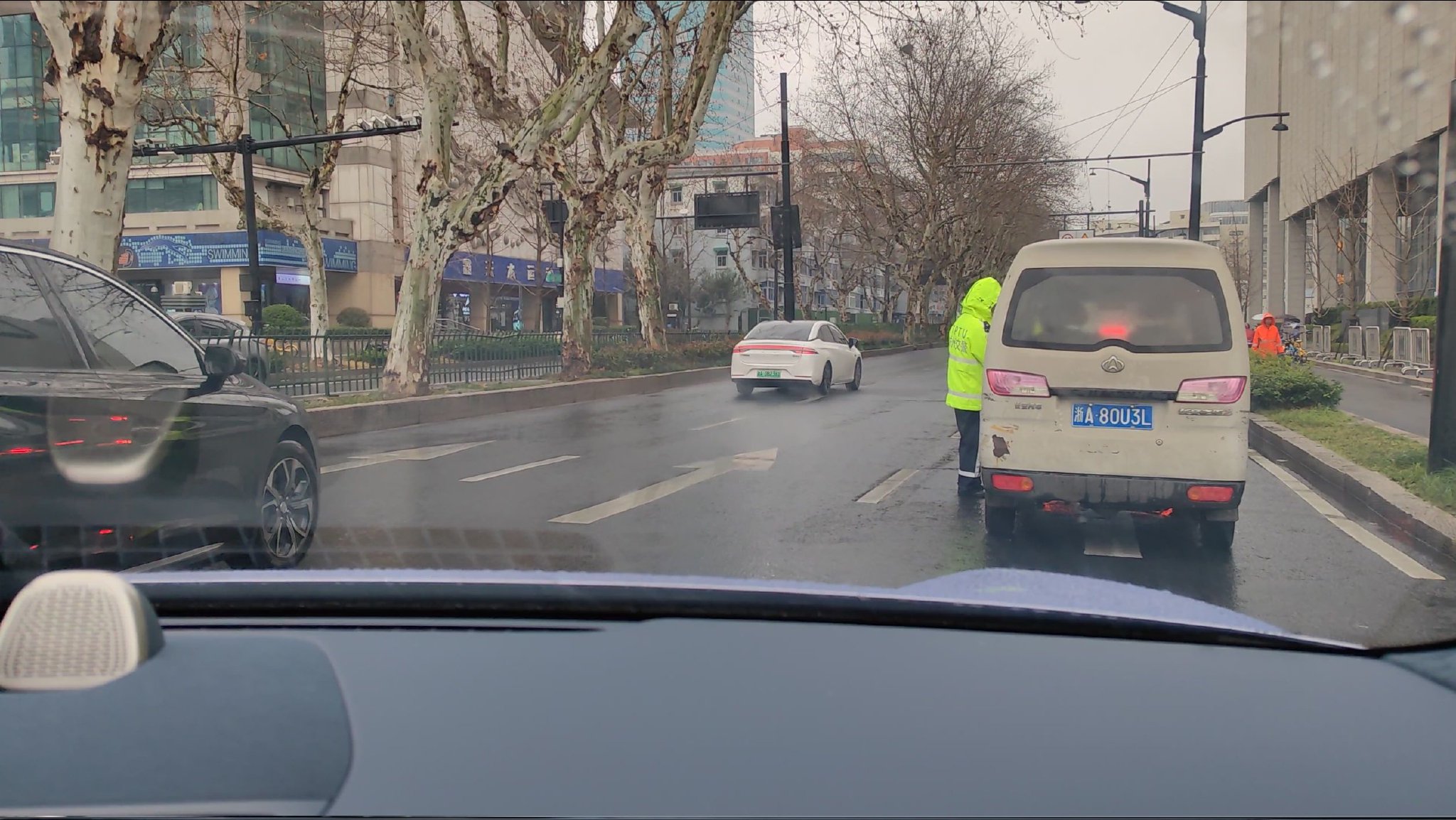 自动绕行前方停止车辆