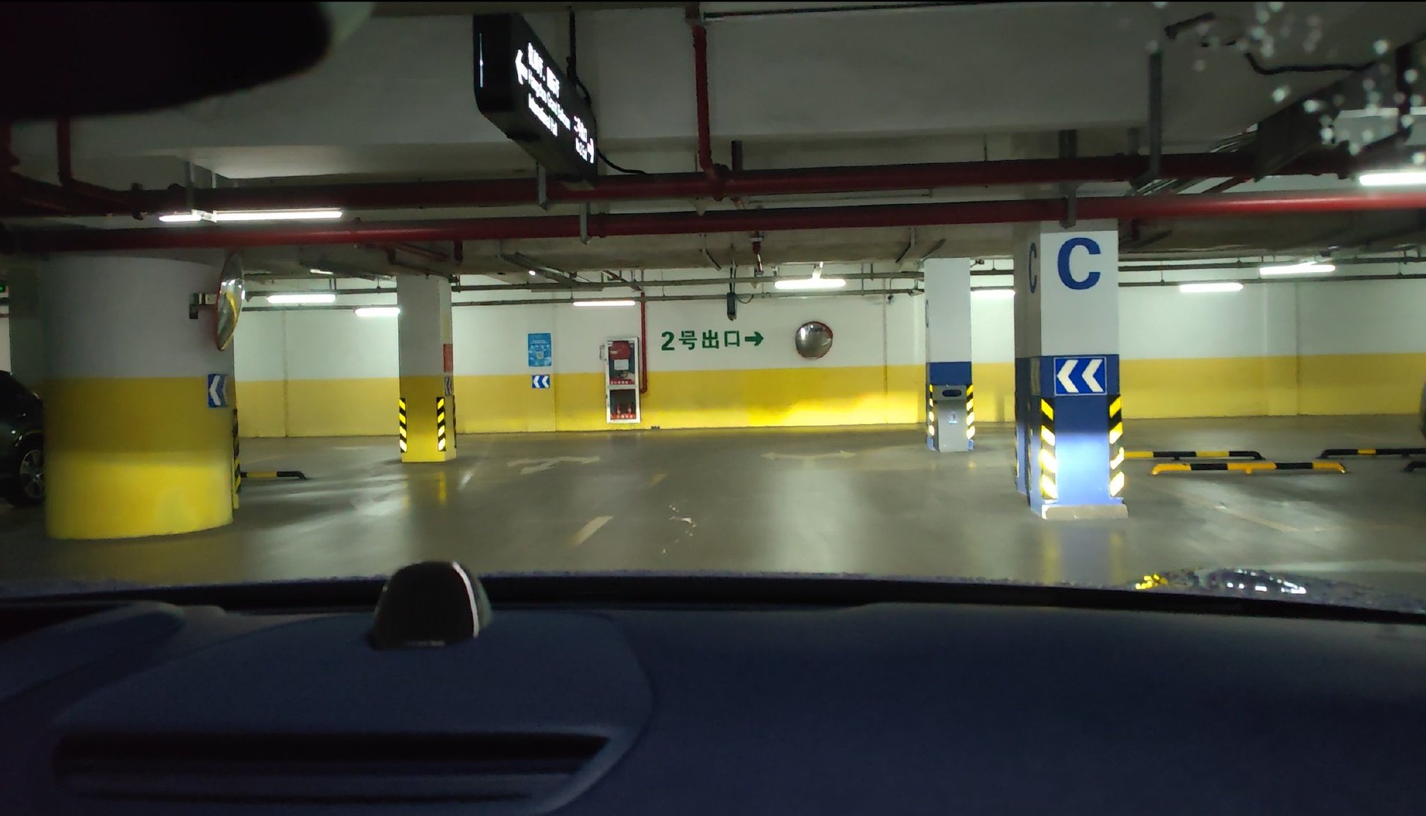 自动驶向地库出口