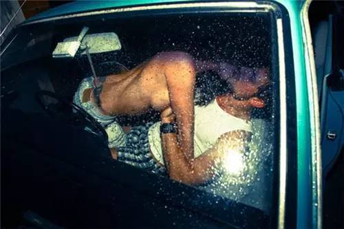 没什么不好意思 车震那点事就该这么玩 