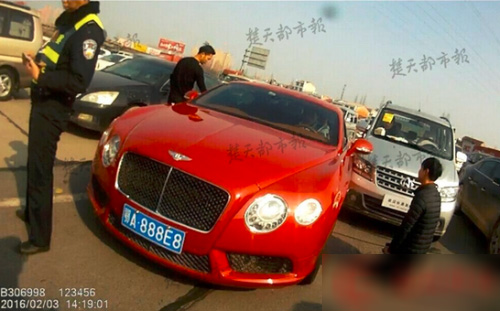 面包车撞上宾利 司机被吓跪