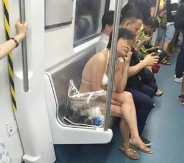 每日趣图|偷拍地铁一脱光衣服露内衣内裤女子