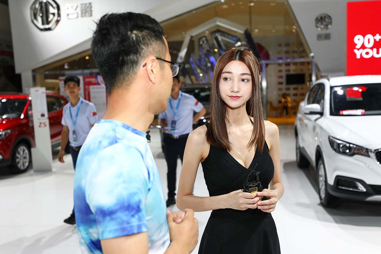 重庆车展游记：美女面前不要鸳鸯锅