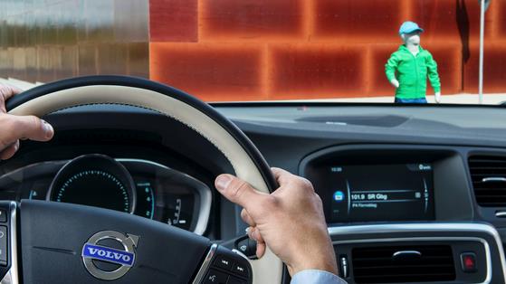 窄巷直角转弯时如何掌握转向时机和技巧