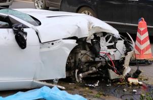 轿车转向车速过快 撞公交车致4人受伤