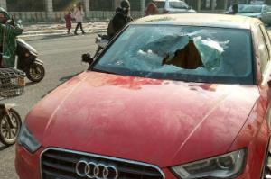 假装砸汽车玻璃 看车主反应