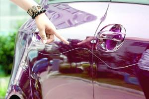 一夜之间 八十辆汽车玻璃被砸