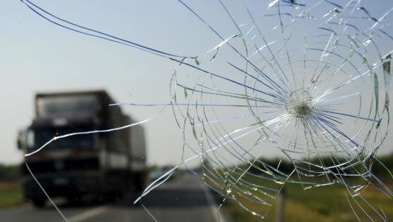 汽车玻璃不小心被石子打裂怎么办