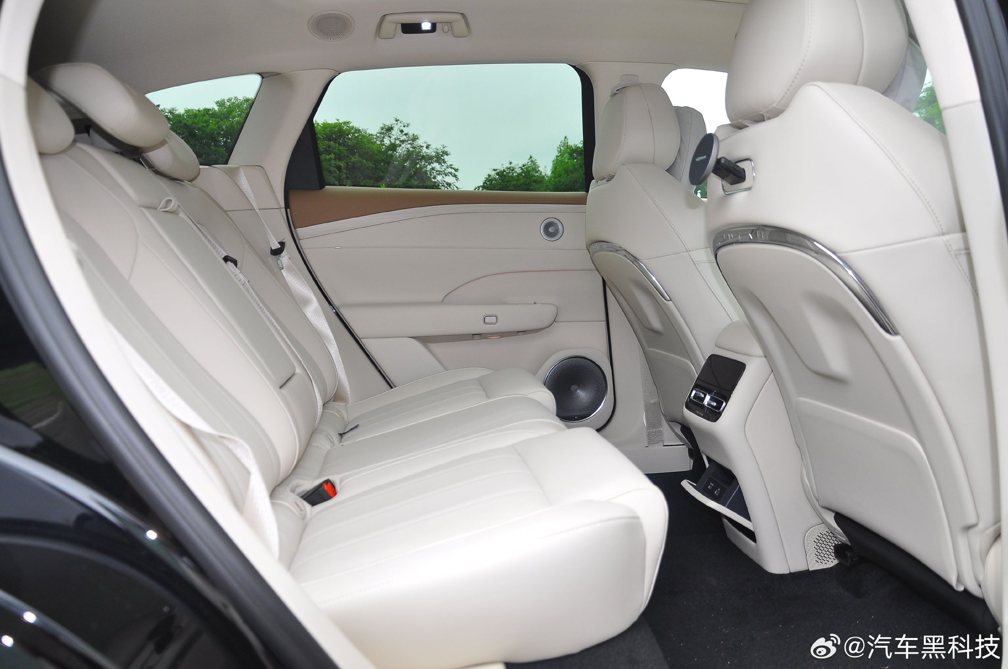 岚图拆箱日 华为乾崑ADS4与鸿蒙座舱黑科技