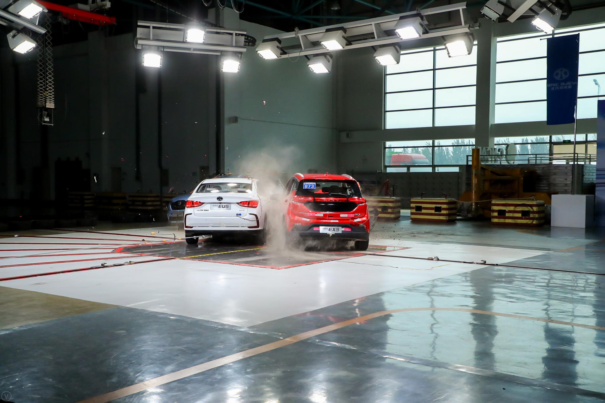 侧面碰撞成绩满分 EX3三车双重碰撞测试