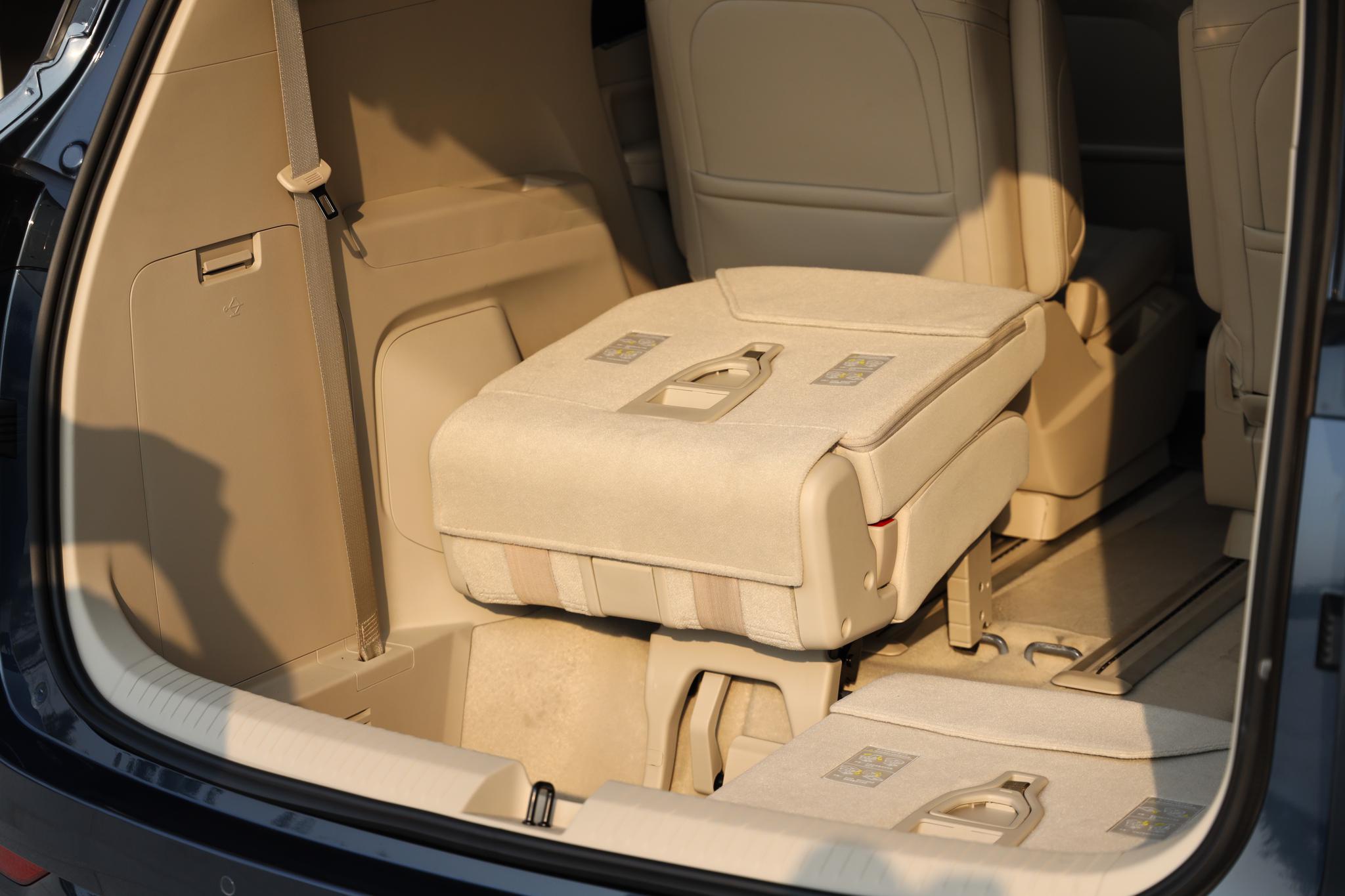 五菱凯捷第三排座椅收放便利