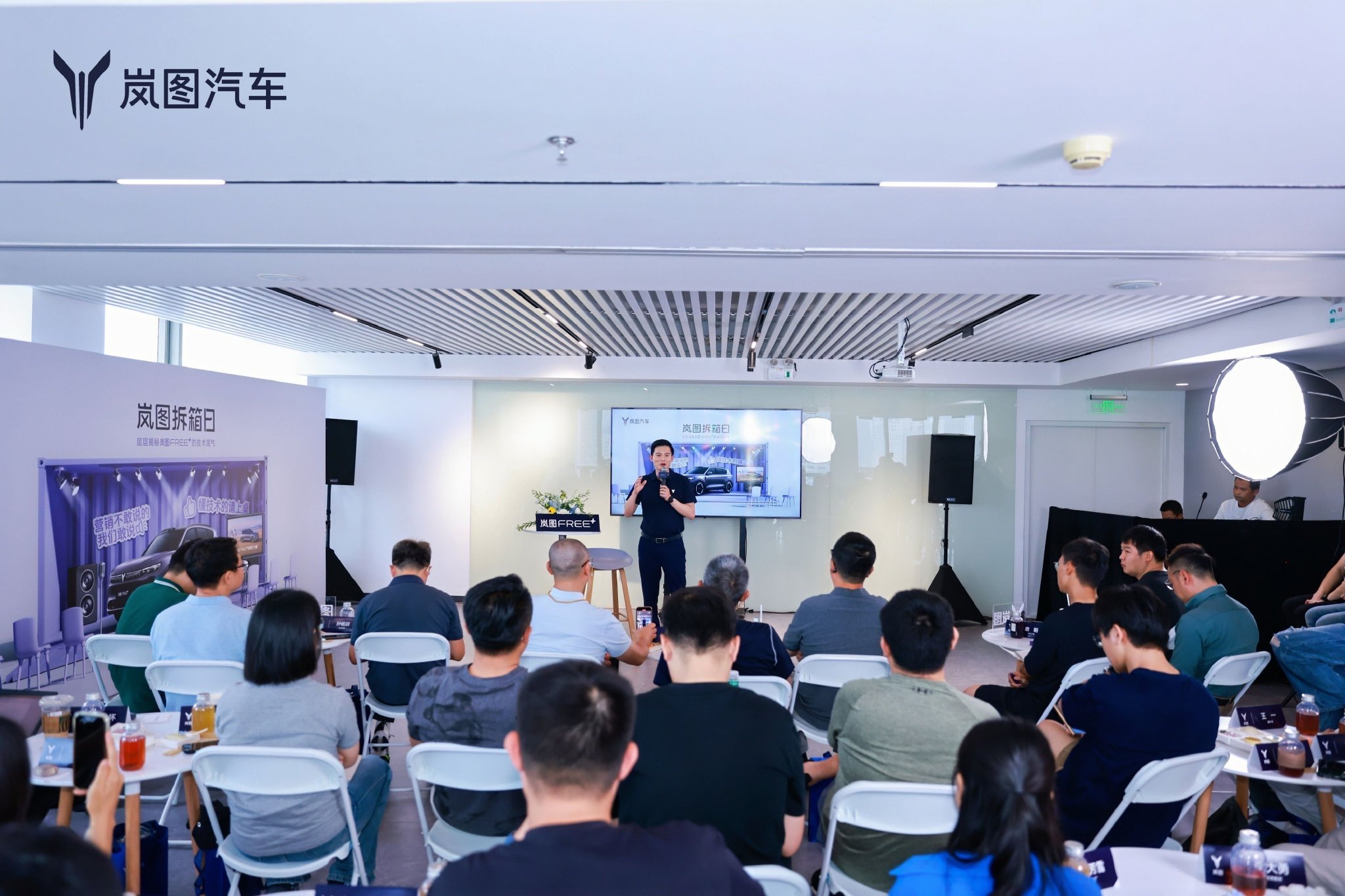 岚图拆箱日 华为乾崑ADS4与鸿蒙座舱黑科技