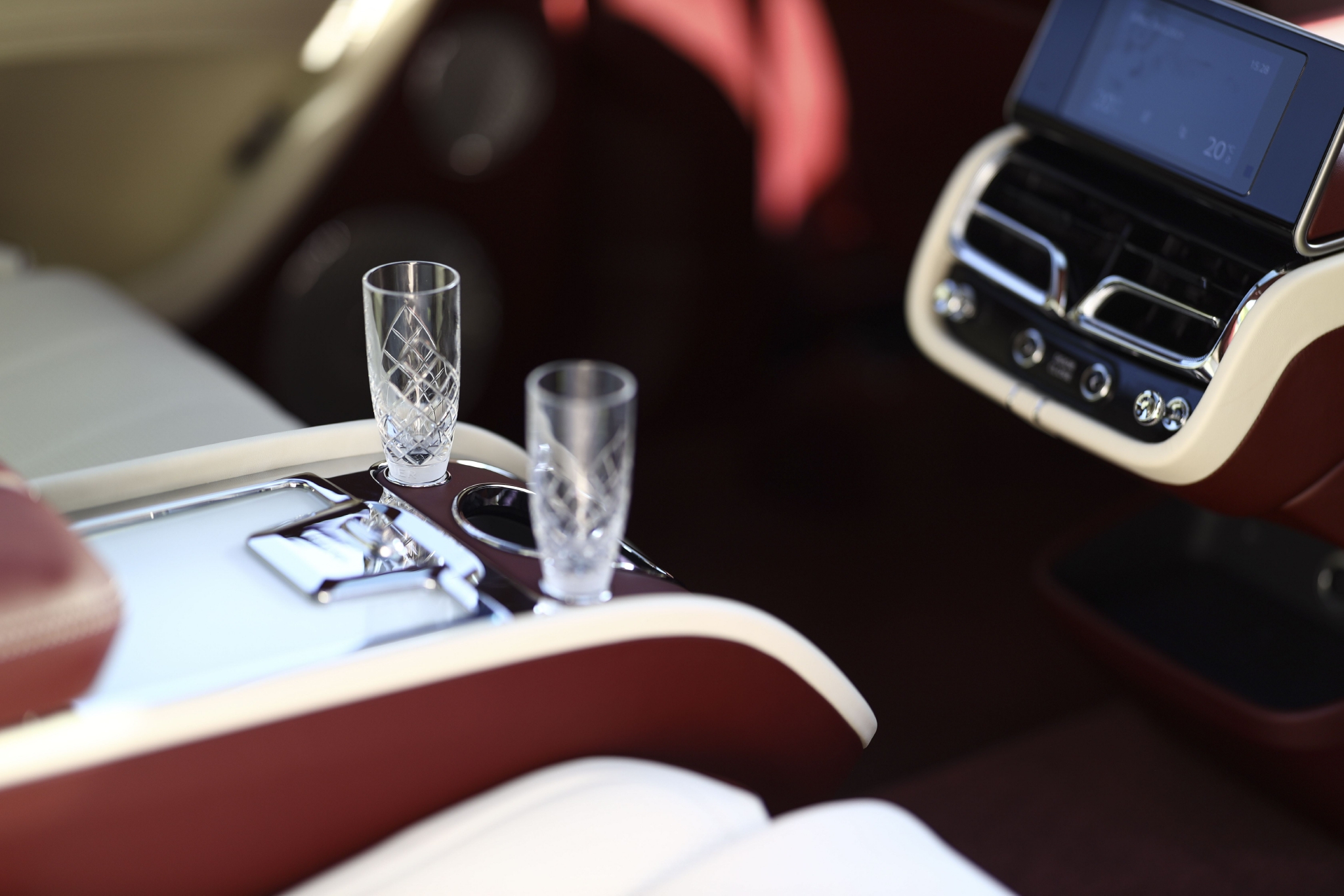 豪華與運動兼得 試駕賓利新添越長軸距版