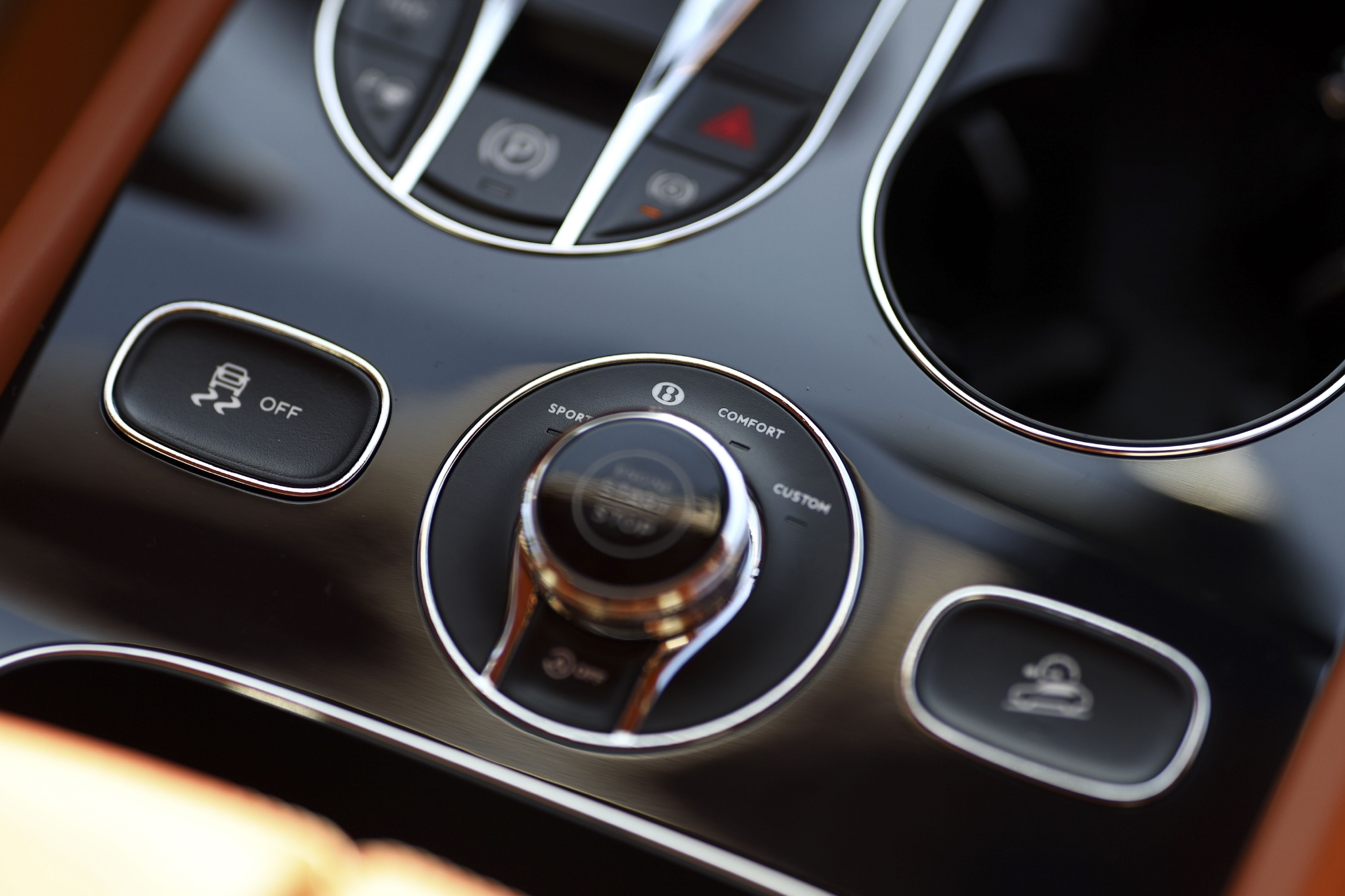 豪華與運動兼得 試駕賓利新添越長軸距版