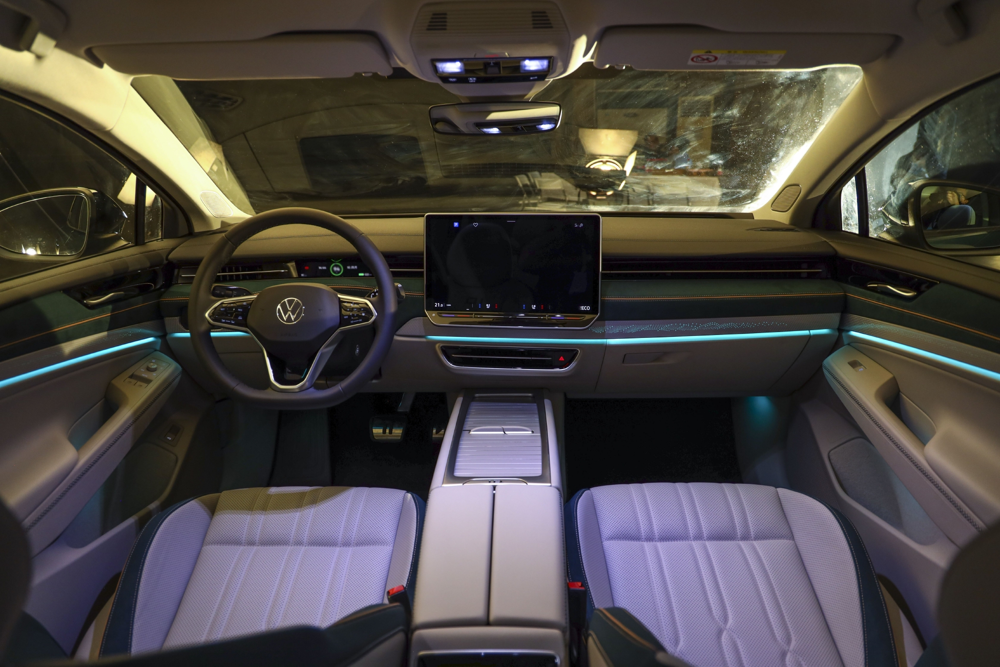 PRO版车型内饰以白色为主