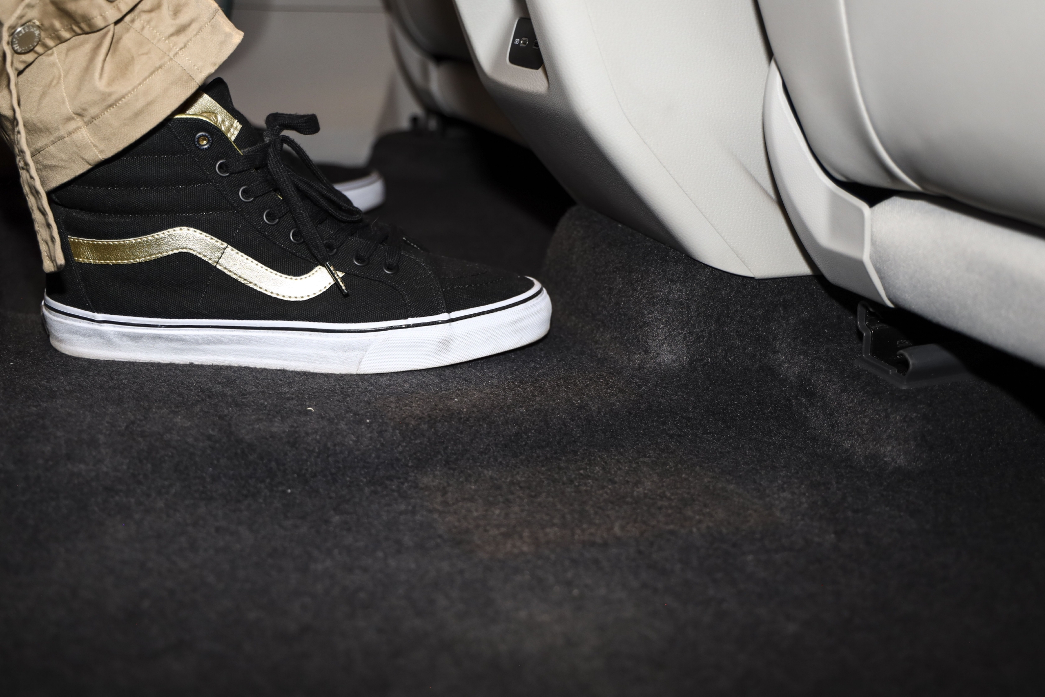 后排地板凸起很小