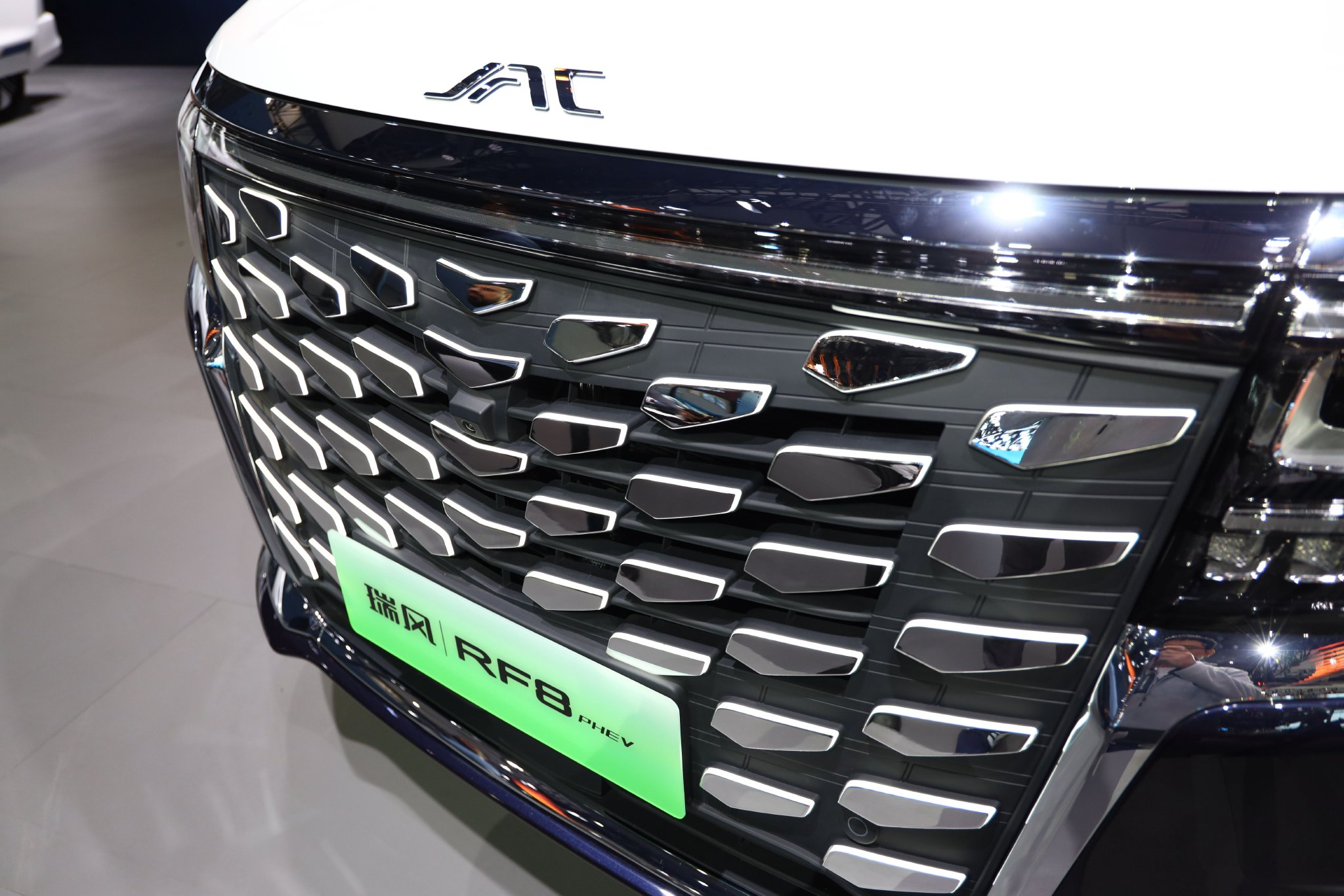 龙鳞格栅每个镀铬装饰件自带发光效果