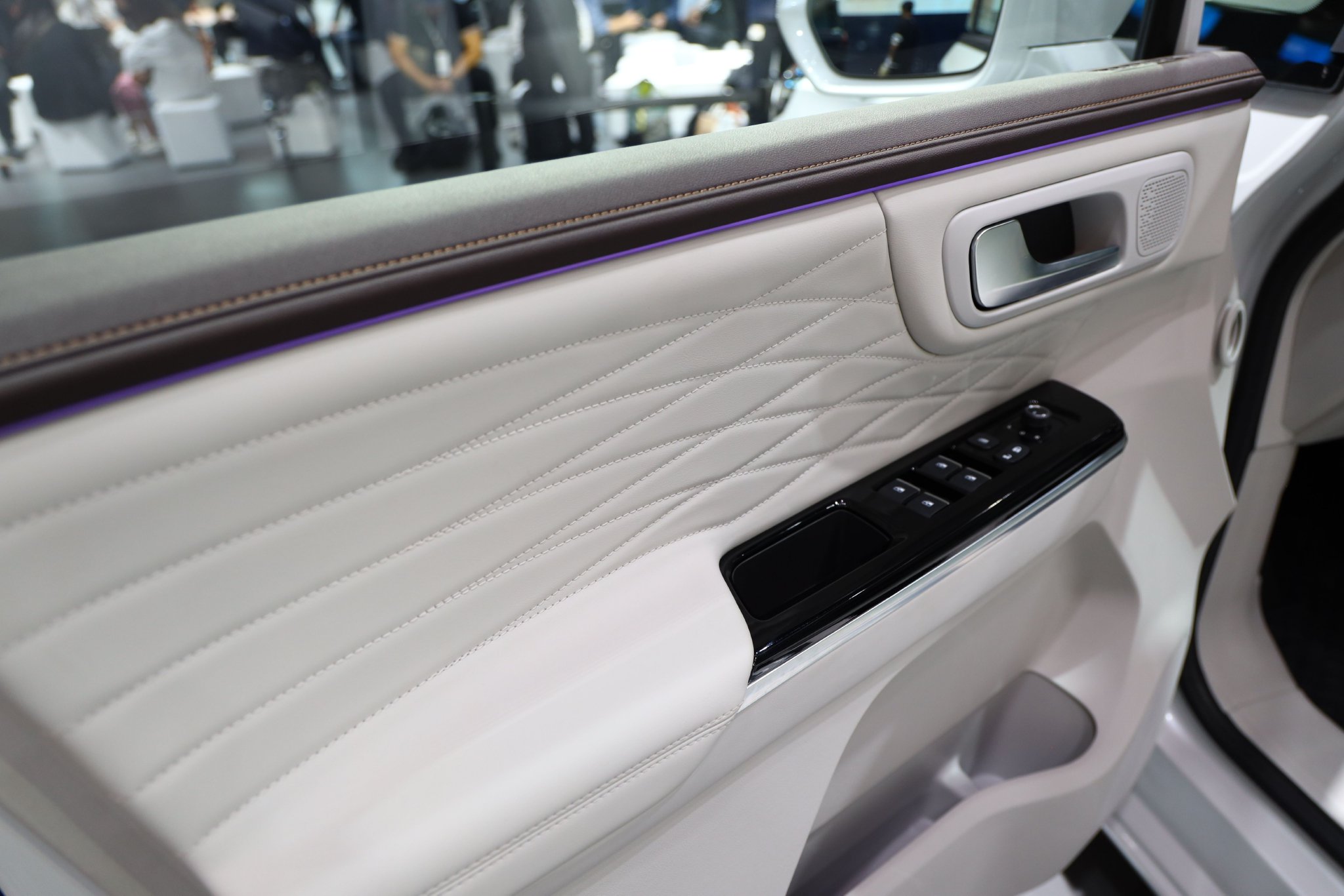 车门采用大量软性材质包裹