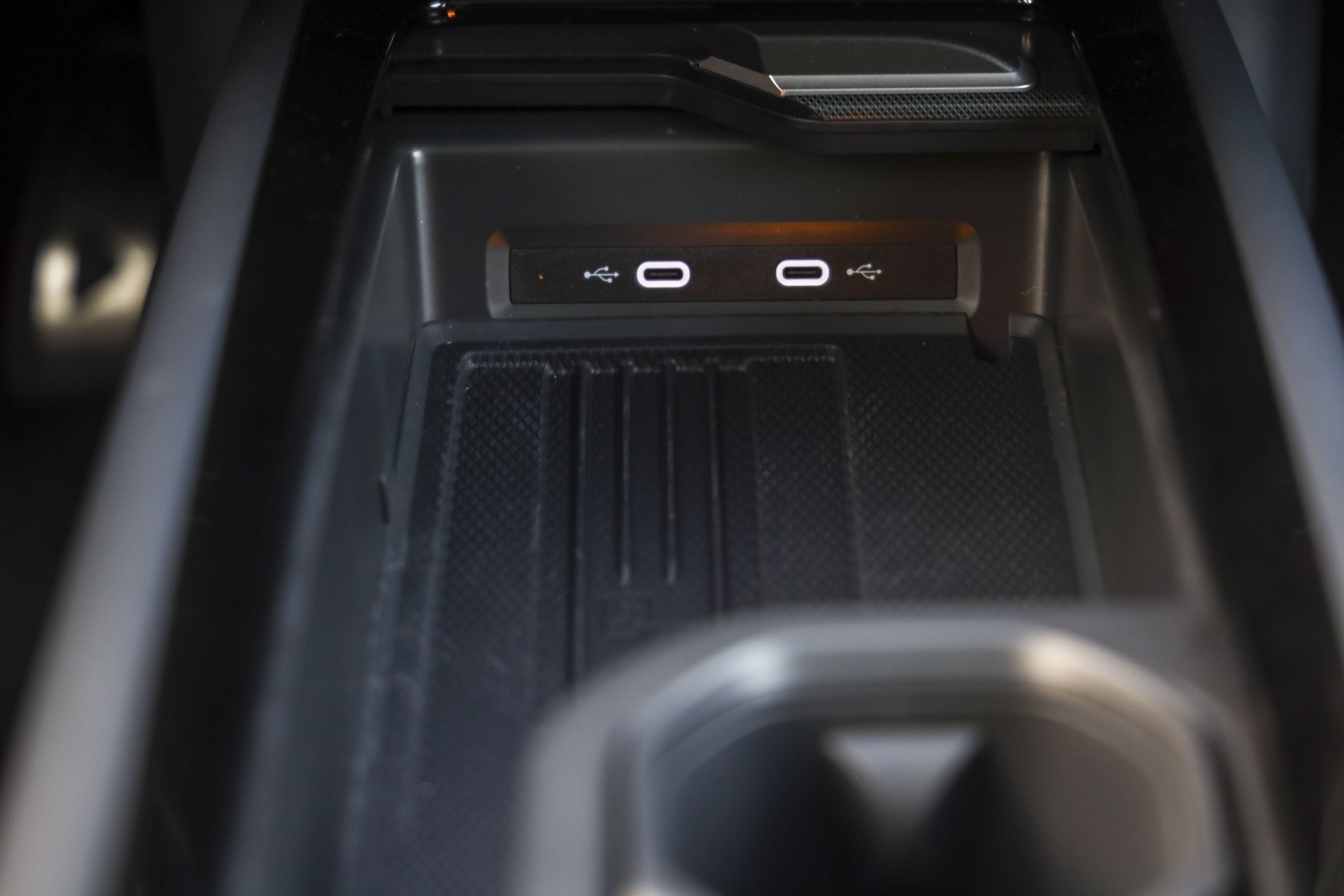 全车共有4个USB-C 充电口