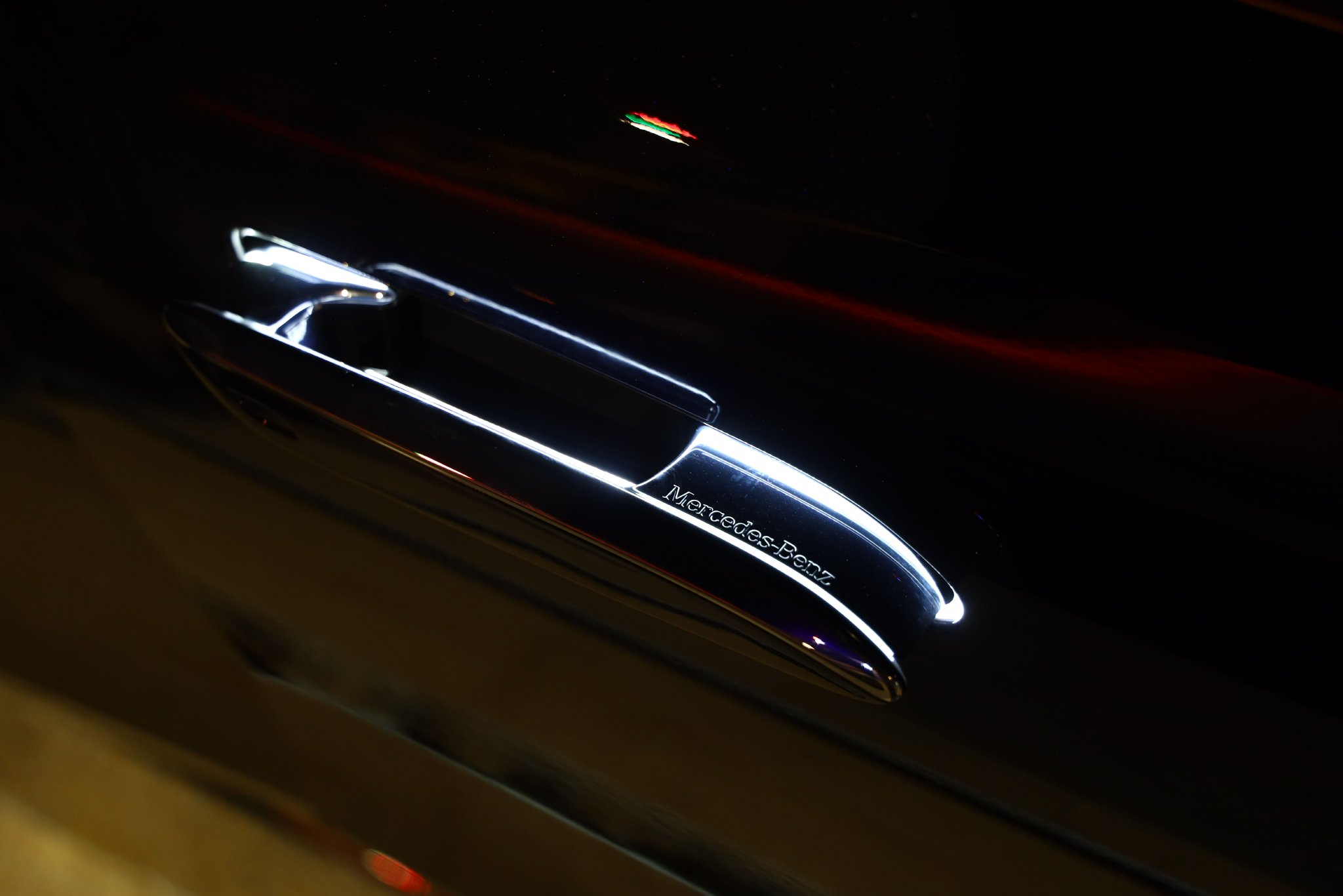 门把手伸出后自带氛围灯