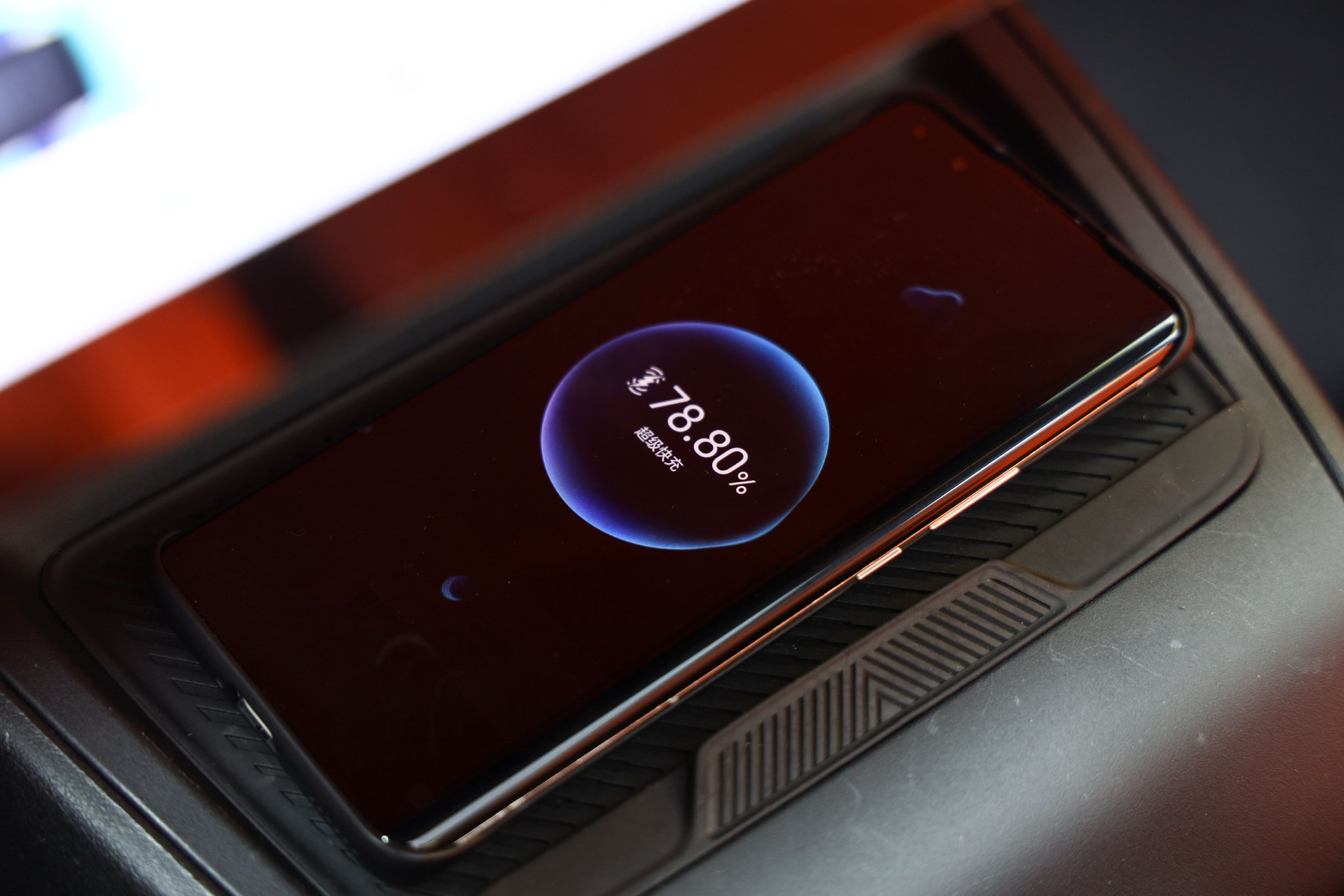 带风扇的50W无线快充，华为手机实测可达超级快充