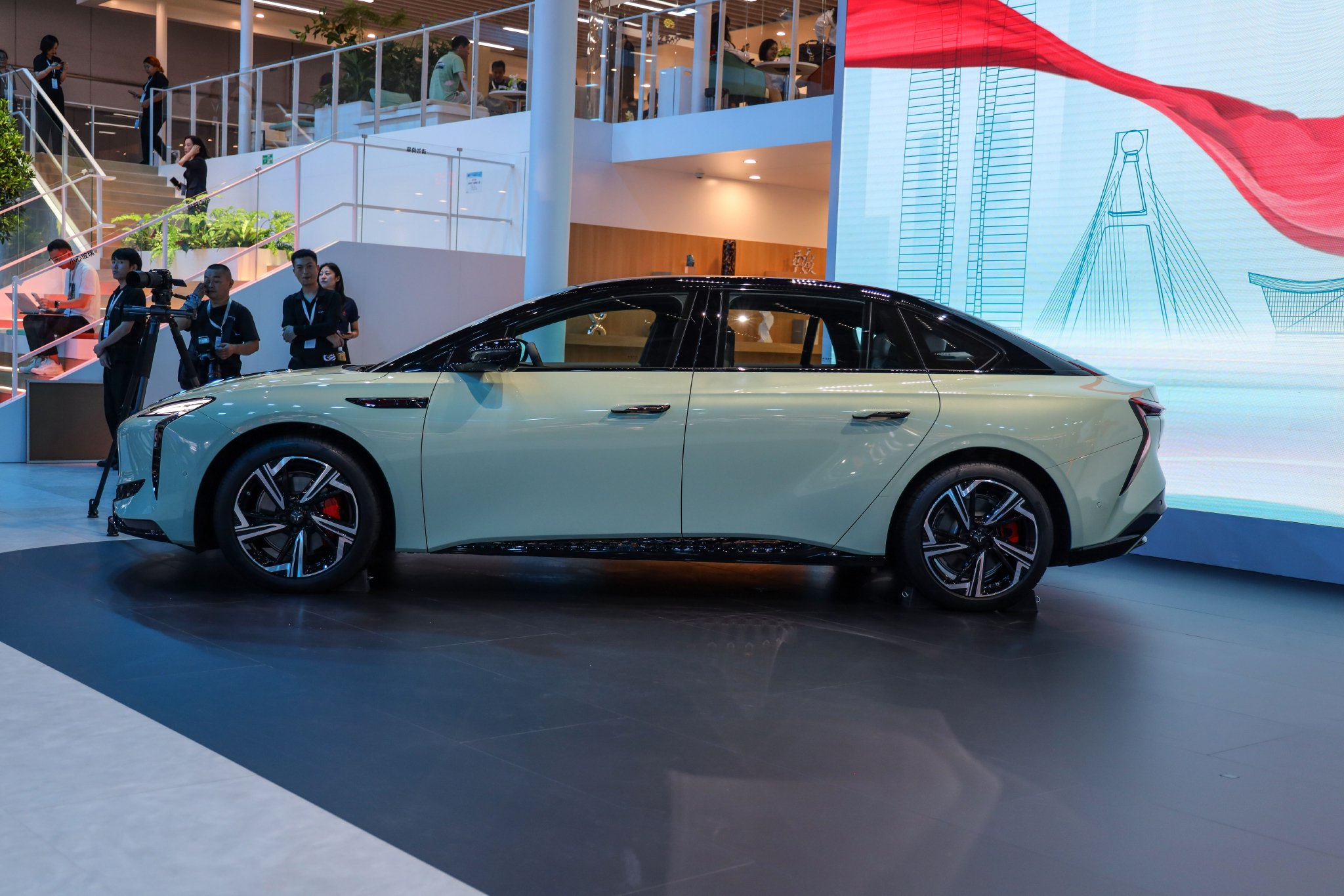 2024成都车展：红旗HS7 PHEV售31.58万起/EH7荣耀版售22.98万起