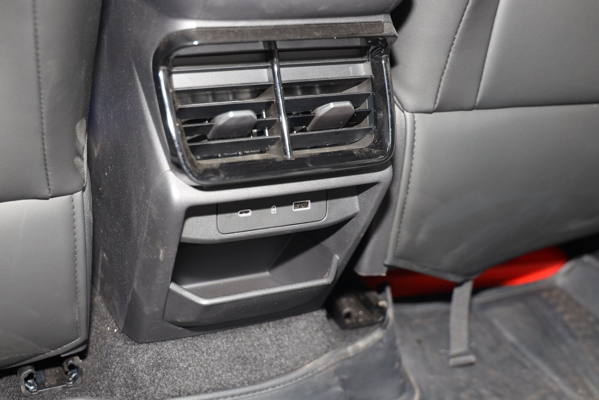 后排空调出风口+USB充电口